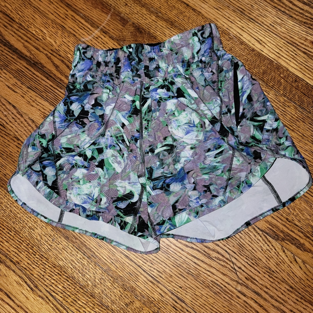 Lululemon Tracker Mid-Rise Short